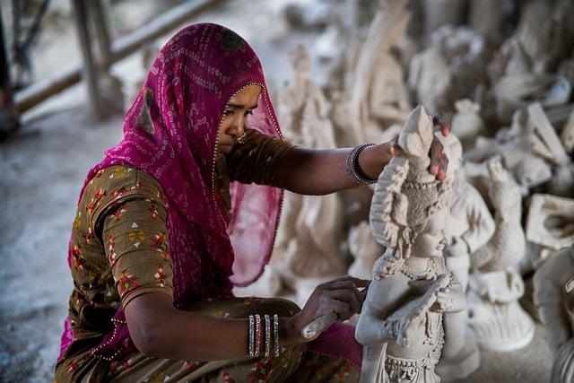 Unique Crafts and Gifts: Finding Treasures at the Market Stalls